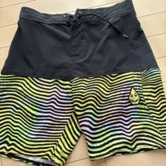 Volcom サーフパンツ 黒/カラフル