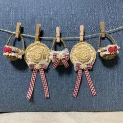 麦わら帽子とミニ麻かごのガーランド