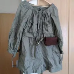 オリーブ色オフショルダーシャツつなぎショートパンツ