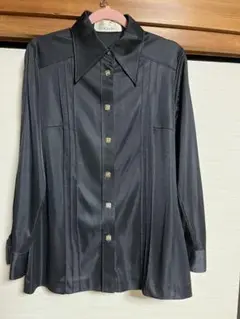 黒 長袖シャツ 金属ボタン