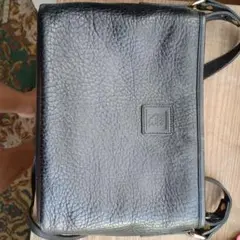 黒のレザーショルダーバッグ