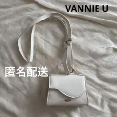 ヴァニーユー　ホワイト ショルダーバッグ フラップ式