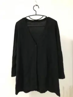 黒の長袖Vネックカーディガン