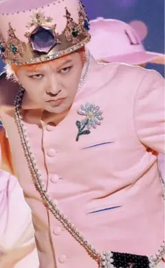 G dragon ダンサーのピンクキャップとデイジーピンバッジとブローチ付き