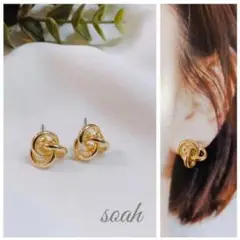 229＊３連ツイストゴールドピアス 小ぶり