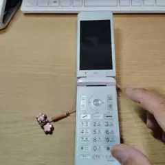ガラケー京セラ製GRATINAKYF37 ホワイト　AU