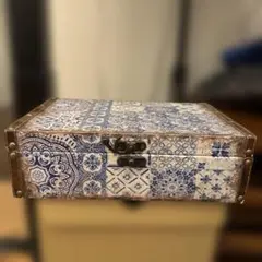 青白いパターンの木製小物入れ