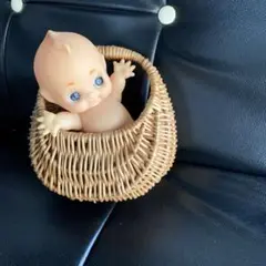 キューピー人形とカゴ(果物カゴ)