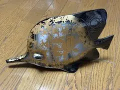 金色と黒色の魚型置物