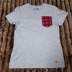 adidas グレー Tシャツ 赤チェックポケット