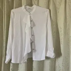 フリル付きブラウス