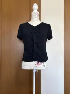 美品【Se ninon】シンプルで上品 フリルデザイン 黒の半袖Tシャツ
