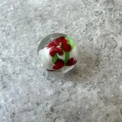 とんぼ玉　白に赤い花