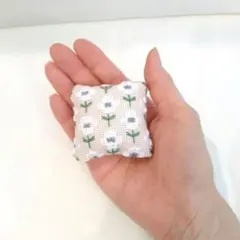 ピンクッション　白いお花