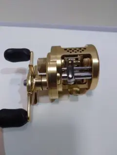 シマノ　カルカッタコンクエスト200 RH440 超美品 SHIMANO シマノ 釣り具 ベイトリール カルカッタコンクエスト200