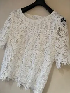 極美品　VICKY カットワークレーストップス　白　華やか　おしゃれ　涼しげ
