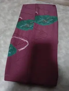 ワインレッド 絹帯揚げ 緑色の葉刺繍