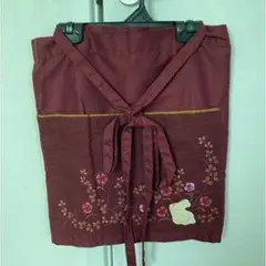 ウサギと花刺繍のエプロン