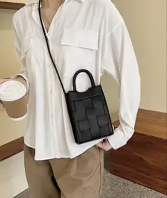 スクエアメッシュ編みショルダーバッグ
