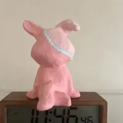 ピンクのウサギの置物(足組みバージョン