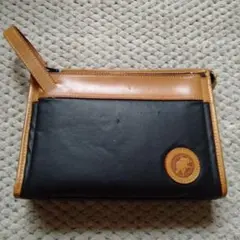 シンプルな黒と茶色のクラッチバッグ