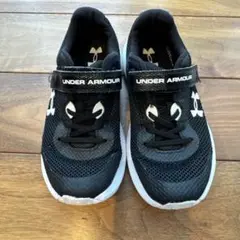 UNDER ARMOUR ブラックスニーカー　22