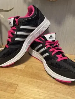adidas 22センチ 靴 黒 ピンク