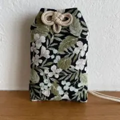 362.handmade お守り袋　花柄　黒系　ふわふわ