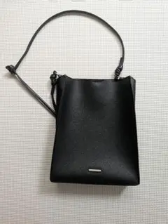 黒い合成皮革ショルダーバッグ