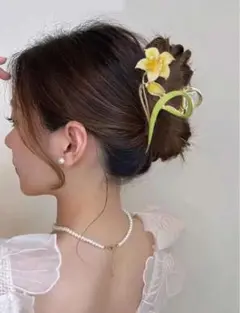 黄色い花と葉のデザインヘアクリップ　可愛い　お洒落　個性的　カジュアル　新品