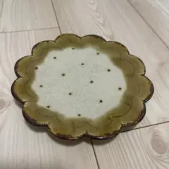 滝沢三奈子さん作 花びら型 陶器皿 クリーム色 緑色
