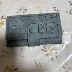 新品　グレー 花柄カットアウトキーケース札入れあり