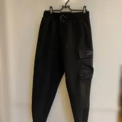 ブラックジョガーパンツ サイドポケット付き　リーボック