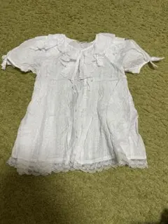 フリル付きホワイトボタンシャツ