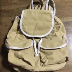 ベージュ フラップ付きバックパックリュック