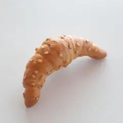 b82　ブローチ　クロワッサン　パン　セサミ　ゴマ　朝食　食べ物　ピン