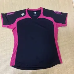 バレーボール用黒とピンクのシャツ