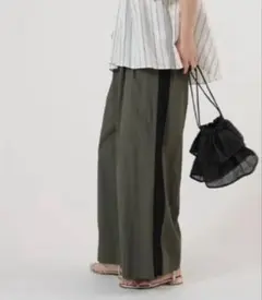 trois トロワ タスランタフタワイドパンツ サイドライン M カーキ