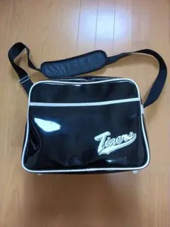 【阪神タイガースファンクラブグッズ】エナメルバック　ブラック　黒
