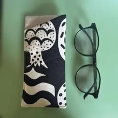 ハンドメイド　handmade 布製　メガネケース 黒と白の模様　北欧風　老眼鏡
