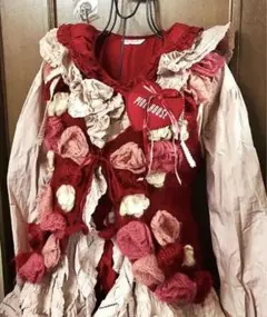 ♡らび♡ピンクハウス♡可愛い❣️薔薇モチーフいっぱい赤色ベスト❣️
