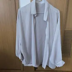 薄いグレーの長袖シャツ