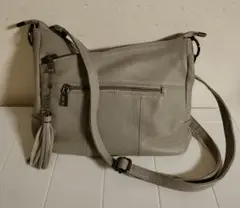 グレーのタッセル付きショルダーバッグ