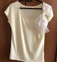 薄い黄色のリボン付きシャツ
