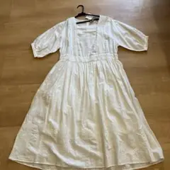モチーフ刺繍ワンピース　オフ
