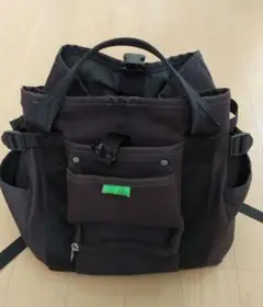シンプルな黒のバックパック