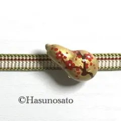金に紅梅の豆瓢箪 の 帯留め u003cハンドメイド/手描きu003e ブローチにも変更可能