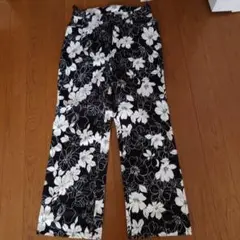未使用タグ付き黒✕白花柄パンツ　64cm