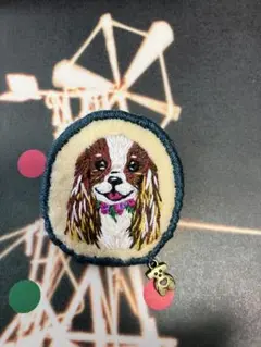 キャバリア犬の刺繍ブローチ　笑顔でお迎え