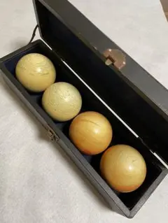 ビリヤード球　象牙風 赤白×4個 直径約6.2cm 重さ約987g 当時物 ビリヤード球 象牙風 赤白×4個 直径約6.2cm 重さ約987g 当時物